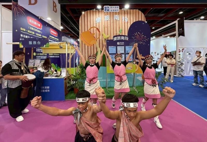 2025台北國際夏季旅展在世貿1館登場，為宣傳南投下半年活動，縣府與縣內觀光、旅遊、商圈等公協會設置「樂旅南投」主題館，18日開展。（南投縣政府提供）