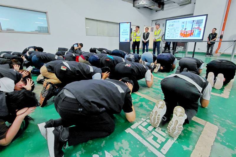 桃園國際機場公司17日下午配合2025城鎮韌性（防空）演習，進行警報傳遞與發放、疏散避難及交通管制等項目，機場公司員工移動至第2航廈地下室，依指定動作進行跪姿掩護