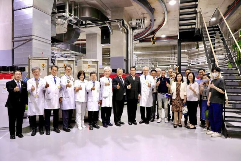 立法院外交及國防委員會17日前往台北榮總重粒子癌症治療中心，考察國軍退除役官兵輔導委員會「精準醫療結合新型態放射治療技術」，召委黃仁（前排右7）盛讚北榮領先國際。（台北榮總提供）