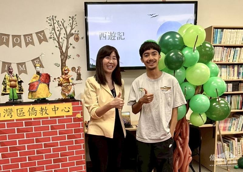 金山灣區文教中心莊雅淑主任感謝 FASCA青年波斯(右)到Story Time說故事