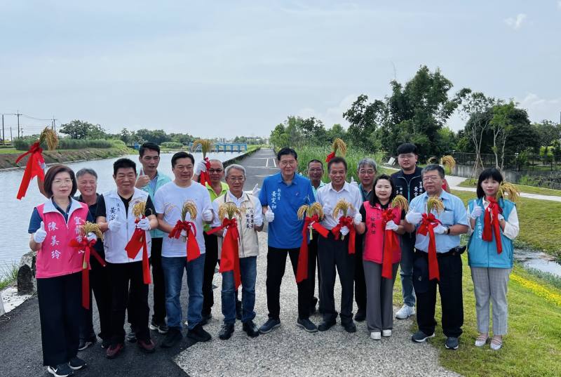 內政部國土署17日出席宜蘭縣「蘭陽溪畔維管束漫生計畫」開幕記者會，剪綵合影