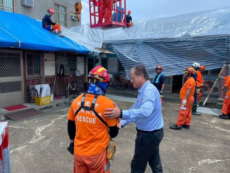 颱風丹娜絲重創中南部，消防署長蕭煥章（前右）17日前往台南各支援駐點慰勞辛苦付出的義消及志工，表達敬意與感謝。（消防署提供）