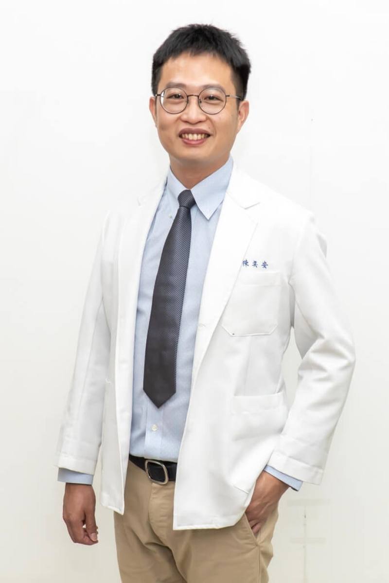 南投45歲婦女日前腦溢血送醫，支援衛生福利部南投醫院的三軍總醫院神經外科醫師陳奕安（圖）警覺異常，指患者腦出血部位不是常見位置、年紀較輕，且曾因意識混亂及嘔吐就醫，進一步檢查確認是少見的「顱內動靜脈畸形」。（南投醫院提供）