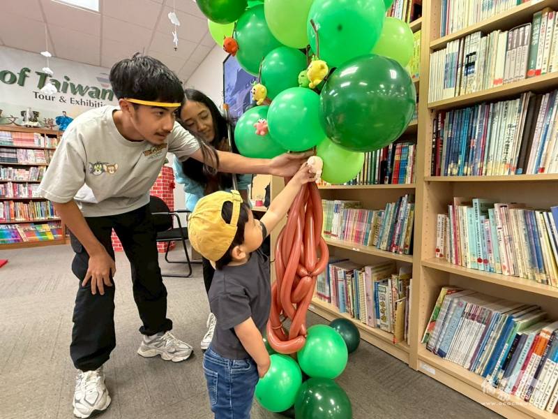 波斯帶領小朋友實地體驗故事情節