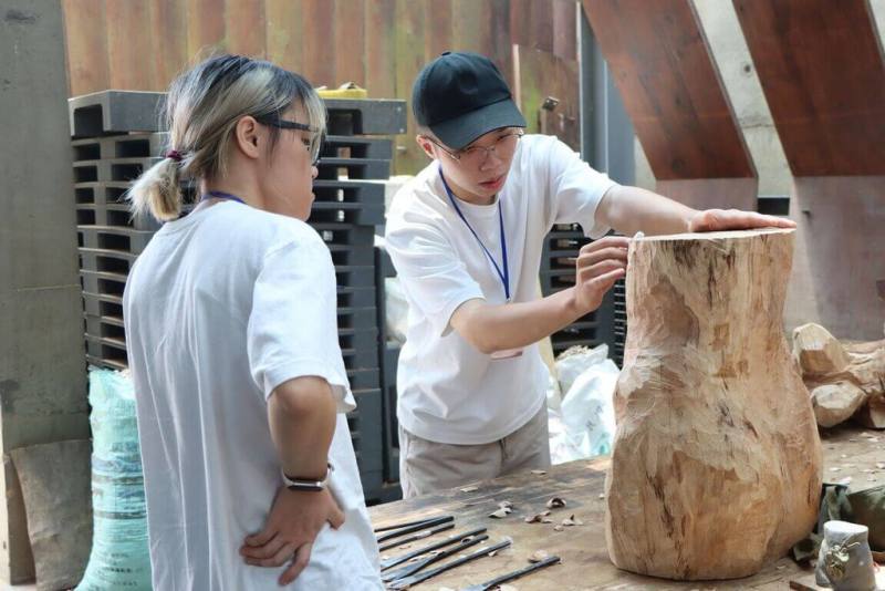 2025亞洲青年木雕藝術研習營在三義木雕博物館展開，分為「當代具象木雕創作營」與「傳統木雕技藝薪傳營」2大組別，共有24名青年學員參與交流。（苗栗縣政府提供）
