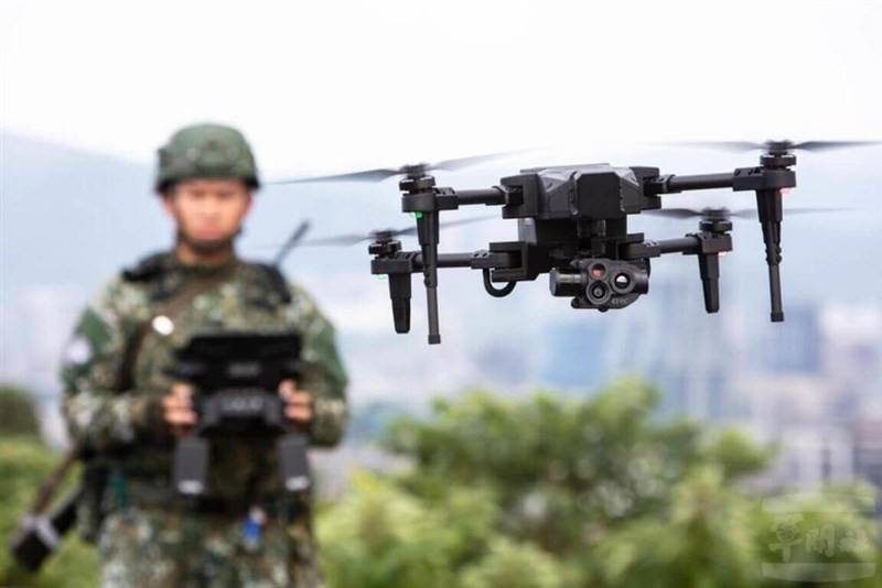 A soldier operates a micro surveillance and reconnaissance drone during the Han Kuang military exercises on Thursday. Photo courtesy of the Military News Agency