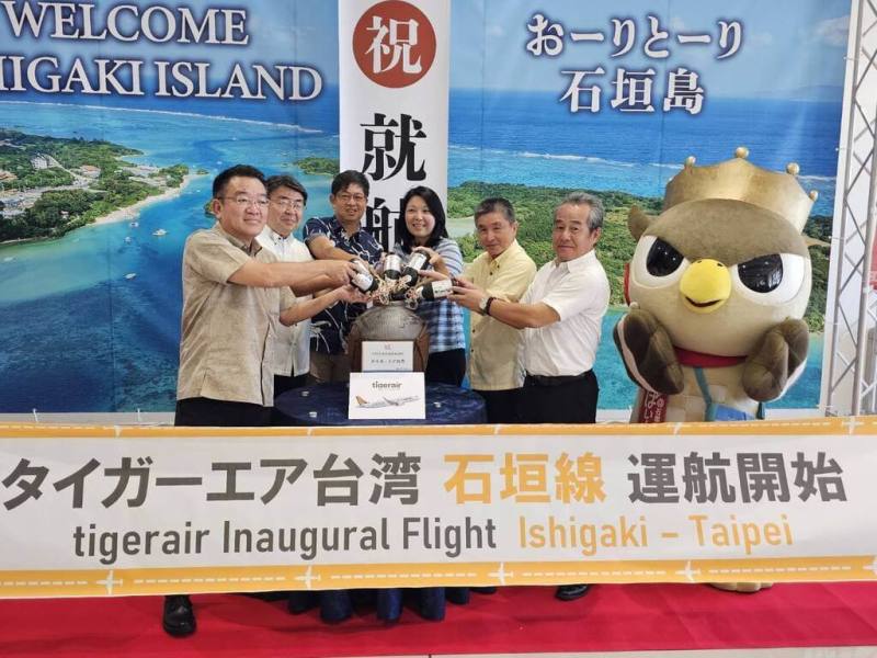 台灣虎航17日開航桃園－石垣島航線，台灣虎航董事長黃世惠（右3）等人出席首航儀式。（台灣虎航提供）
