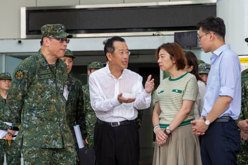 國軍漢光41號演習實兵演練17日進入第9天，國防部長顧立雄（左2）赴三總視導傷病患疏散及醫療量能撤離實兵演練。（國防部提供）