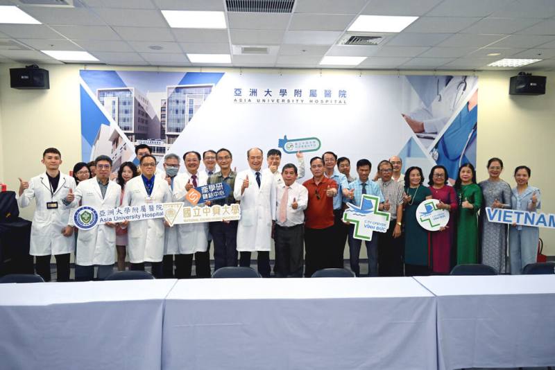 越南醫院VINH DUC General Hospital醫療團，18日到亞洲大學附屬醫院針對脊椎及疼痛治療與智能復健機器人等智慧醫療參訪交流，期盼未來在臨床應用端合作互補所長。（亞大醫院提供）