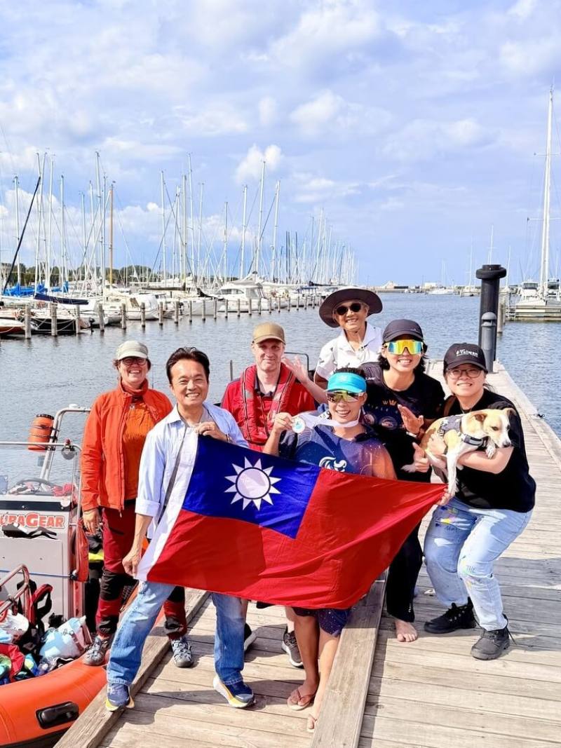 Taiwanese swimmer Hsu Wen-erh (front right) celebrates after swimming across the Øresund Strait at Bellevue Beach in Denmark on Tuesday. Photo courtesy of Hsu Wen-erh July 17, 2025