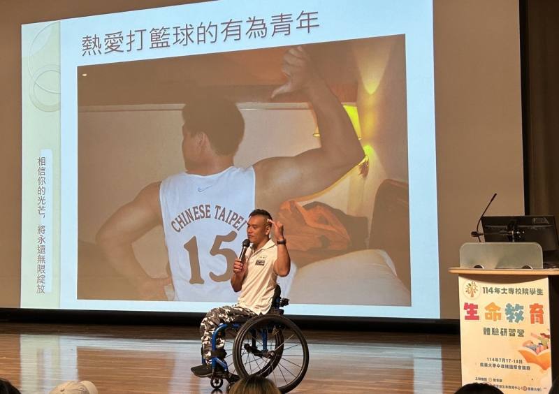 【主題演講】超越自我．綻放生命-輪未來表演藝術工作坊鄭自強先生