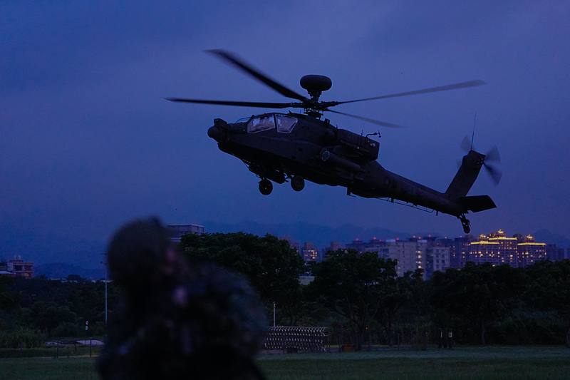 AH-64E阿帕契攻擊直升機17日晚間實施夜間熱加油及掛彈訓練，為確保隱匿性，進場及離場時均關閉落地燈及飛航指示燈