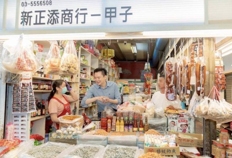 翻轉竹北傳統市場，竹北市公所推動環境整潔與動線美化，結合風格改造，成功吸引年輕攤商回流經營與創業，讓原本人潮減少的市場再現活力。圖為竹北市長鄭朝方（左2）視察市場情形。（竹北市公所提供）