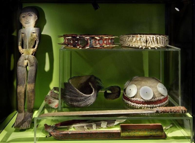 瑞典國家世界文化博物館典藏一批百年歷史的排灣族文物，在屏東縣獅子鄉公所3年洽談協調下，館方同意讓48件文物返鄉借展，公所17日表示，這批返鄉文物包含了雕刻品、頭飾、服飾與生活器具等。（瑞典國家世界文化博物館提供）