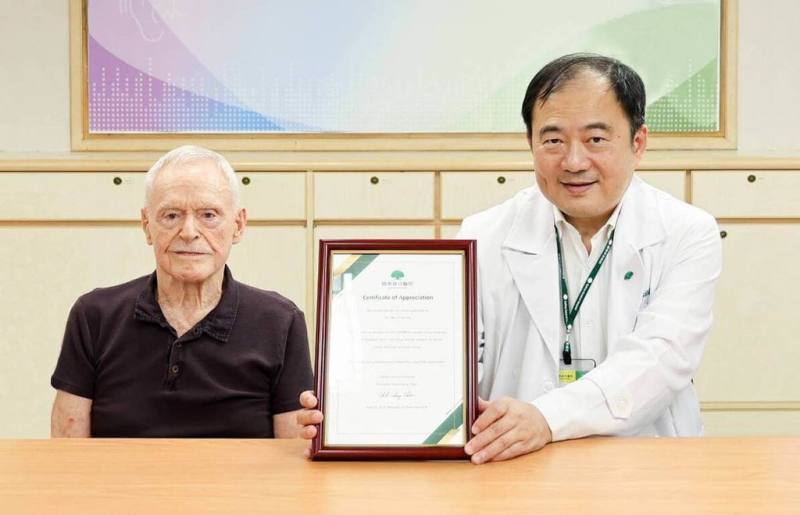 長期在台居住的美籍長者哈維（Ben D. Harvey）（左）捐贈18萬美元（約新台幣500餘萬元）支持國泰醫院耳鼻喉科成人電子耳植入計畫，盼透過實際行動回饋台灣。（國泰醫院提供）