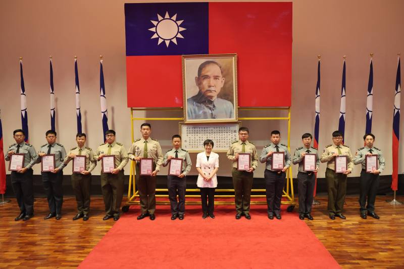 部長頒獎表揚軍職幹部