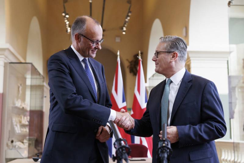 德國總理梅爾茨（左）17日在倫敦與英國首相施凱爾（右）會談，並簽署「友誼與雙邊合作條約」。（英國首相府提供）