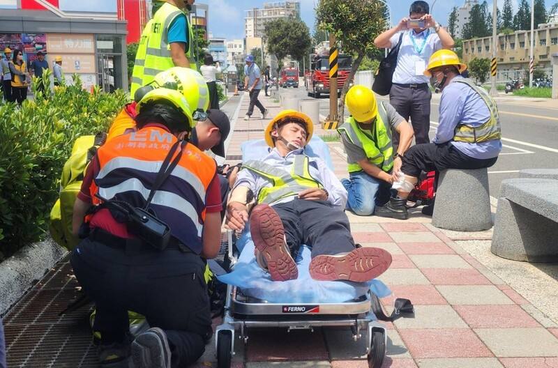 澎湖城鎮韌性防空演習18日舉行，防空警報在上午10時發放後，全縣1市5鄉同步實施車輛管制與人員避難，圖為模擬戰後大規模傷患搶救演練，過程逼真