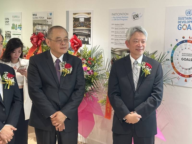 世台聯合基金會董事兼執行長林鋕銘（左）與駐紐約辦事處長李志強，出席世台全球總部開幕