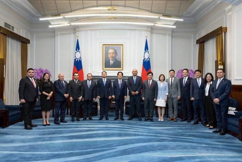 President Lai poses for a photo with a delegation led by Congress President of Guatemala Nery Abilio Ramos y Ramos.
