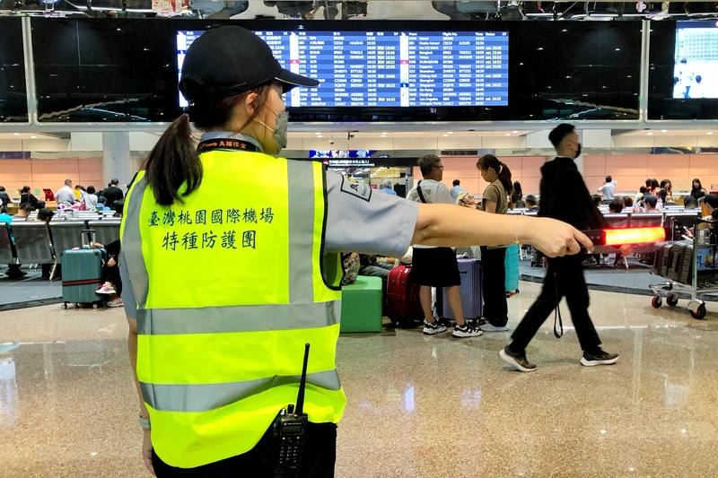 桃園國際機場17日下午配合進行2025城鎮韌性（防空）演習，機場公司表示，演習首次加入旅客演練部分，入境旅客循廣播及特種防護團人員指引疏散避難