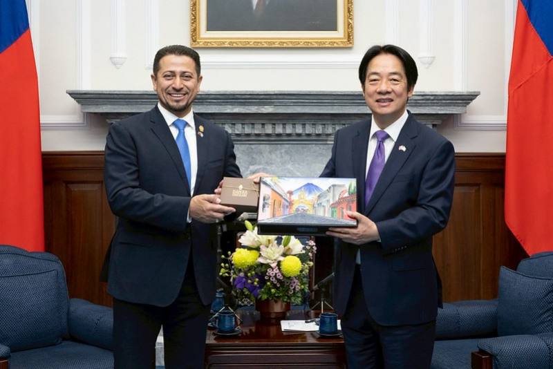 President Lai Ching-te presents Congress President of Guatemala Nery Abilio Ramos y Ramos with a gift.