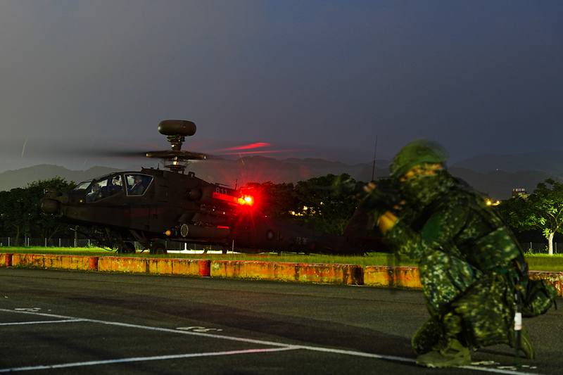 AH-64E阿帕契攻擊直升機17日晚間實施夜間熱加油及掛彈訓練，圖為阿帕契準備離場