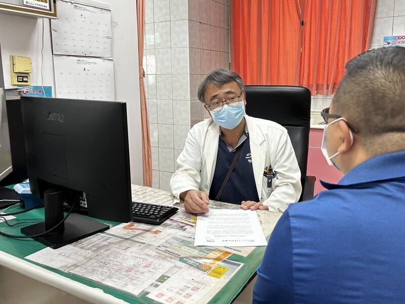 大甲李綜合醫院腎臟科主治醫師陳采峯（左）表示，一名患者2天沒尿尿，日前上班到一半，突感身體發熱，送醫檢查確診急性腎衰竭，住院3天才恢復。圖為示意圖，非當事人