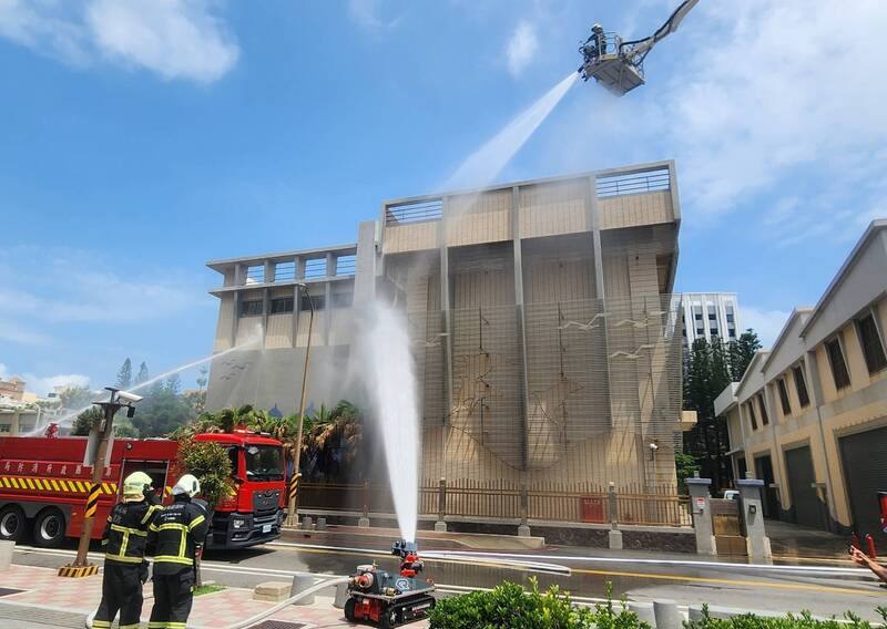 澎湖城鎮韌性防空演習18日登場，澎湖縣消防局更啟動機器人在台電馬公變電所進行救災演練