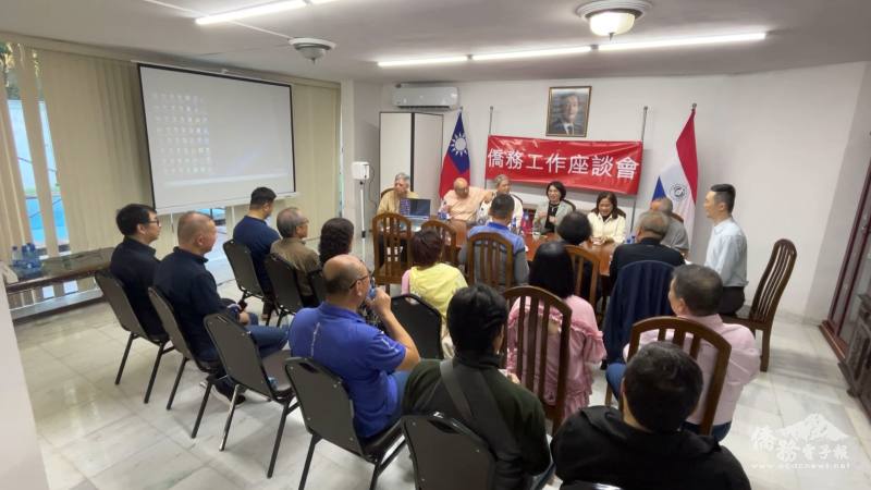 會議中氣氛融洽討論踴躍