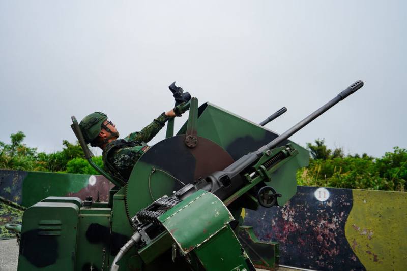 國軍「漢光41號」實兵操演最終日，陸軍馬祖防衛指揮部18日配合連江縣政府實施「城鎮韌性防空演習」，模擬遭遇空襲時，馬防部接獲射擊命令後，立即實施防空接戰任務。（馬祖防衛指揮部提供）