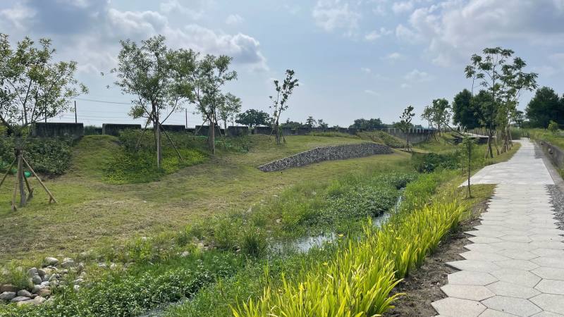 宜蘭縣壯圍堤防旁的生態水圳