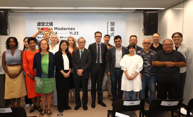 臺法攝影展「虛空之境：當代攝影中的領土與都市凝視」在國家攝影文化中心舉辦開幕式，臺灣及法國參展藝術家等人共同邀請各界透過攝影視角觀看這片土地的故事。