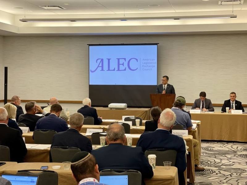 駐芝加哥辦事處長類延峰出席在印第安納波利斯舉行的全美議會交流理事會年會，受邀發表演說。（駐芝加哥辦事處提供）