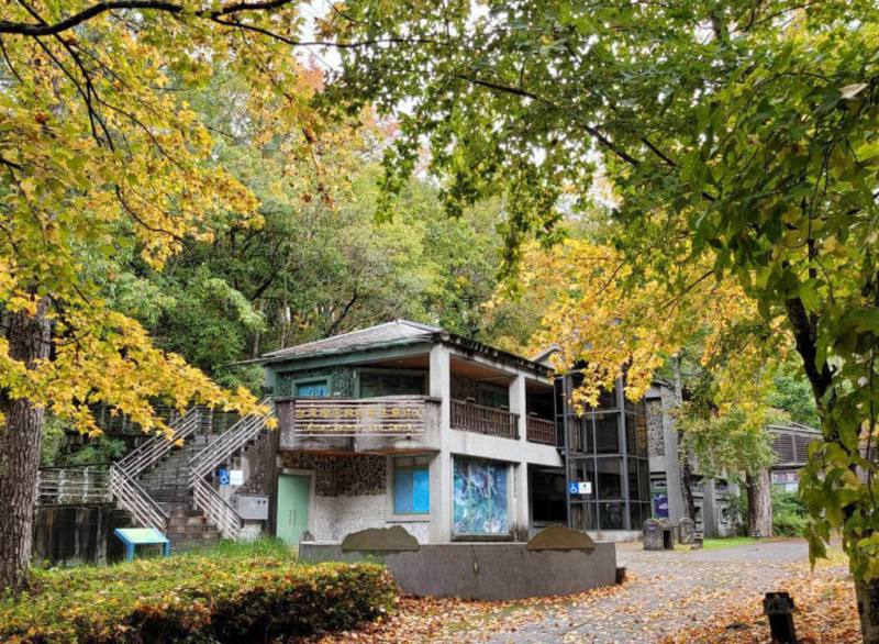 交通部觀光署舉辦第2屆觀光亮點獎票選活動，雪霸國家公園台灣櫻花鉤吻鮭生態中心（圖）獲內政部國家公園署推薦角逐，雪管處號召民眾「相挺國寶魚」。（雪霸國家公園管理處提供）