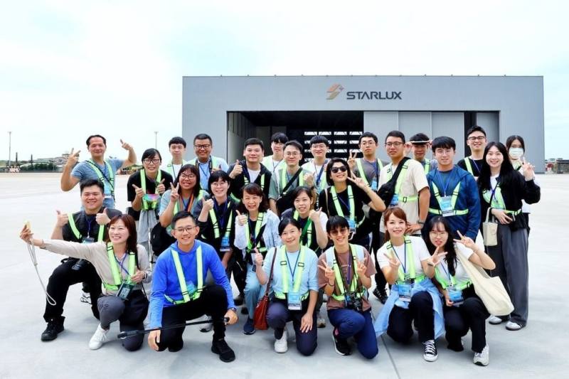 桃園國際機場公司主辦「2025桃園機場體驗營」，8月底開跑，將帶領學員前進星宇航空運籌中心與飛機維修棚廠等場域，親身體驗機組員訓練流程。圖為2024年體驗營活動情形。（桃園國際機場公司提供）