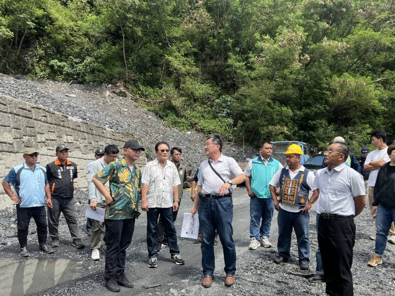 曾智勇Ljaucu·Zingrur主委前往屏東縣霧臺鄉關心大武聯絡道路災損情況
