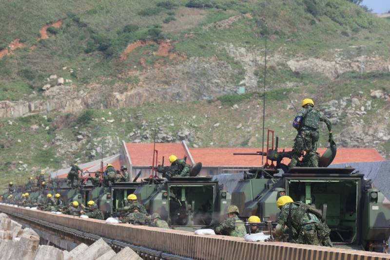 陸軍東引地區指揮部18日指出，「漢光41號」實兵演練期間，整合防區各部隊兵力與火力，執行各型武器射擊，展現官兵戮力戰訓成果。圖為東引地區指揮部驗證聯合火力打擊。（東引地區指揮部提供）