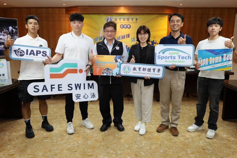 體育署自2016年倡議成立ASPN，號召APEC經濟體的體育官員及業界專家共同推廣，至今已成功培育來自25個國家、130個優秀運動創新團隊，建構運動創新培育人才生態圈。(左2起富據智能科技陳靖儒執行長、體育署洪志昌副署長、國際及兩岸運動組許秀玲組長、國立陽明交通大學產業加速器中心林伯恒執行長)