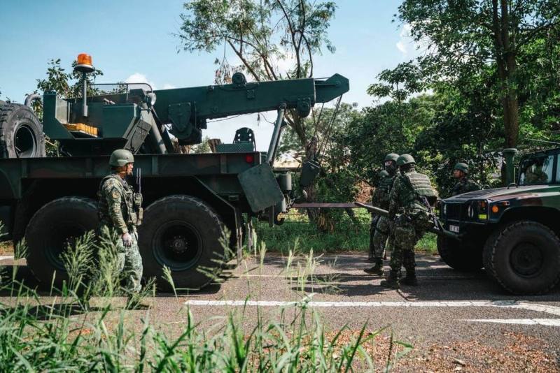 陸軍第4地區支援指揮部17日在台南市新化區模擬裝甲564旅悍馬車故障緊急搶修作業，協力恢復裝備妥善，繼續遂行作戰任務。（第四作戰區提供）