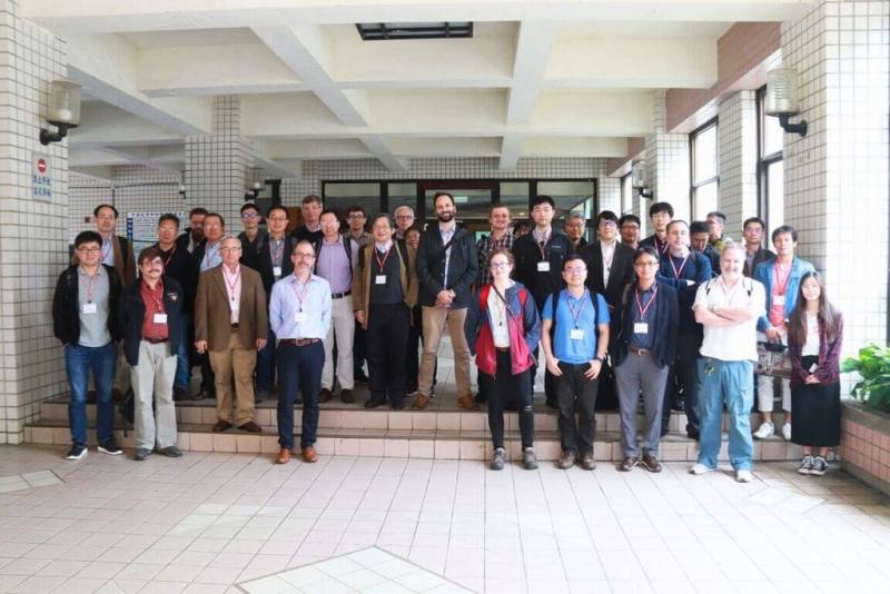 中央大學參與相對論性重離子對撞機（RHIC）最新實驗sPHENIX粒子探測器，提供探測器模組的組裝與測試技術，共同探索宇宙大爆炸後特殊物質狀態的奧祕。圖為2019年中央大學主辦sPHENIX亞洲地區會議合照。（中大提供）