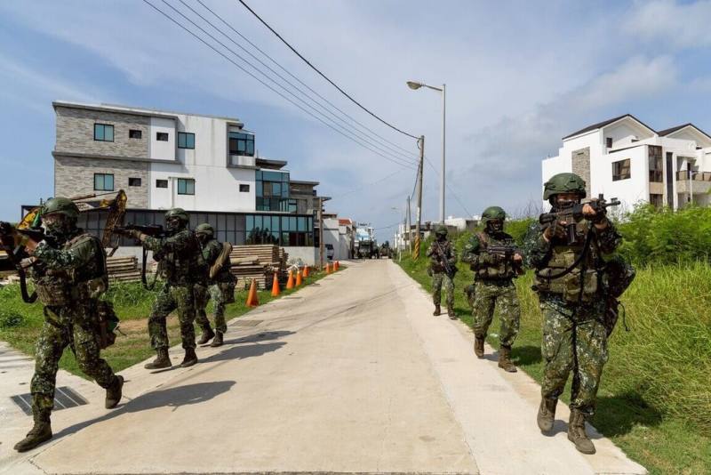 漢光41號演習持續展開，國軍第1作戰區所屬澎湖防衛指揮部17日模擬敵軍已自灘岸登陸，參演官兵依地形與戰術需求靈活配置兵火力，結合市鎮地物與道路節點構築交叉火網，有效遲滯敵軍攻勢。（澎湖防衛指揮部提供）