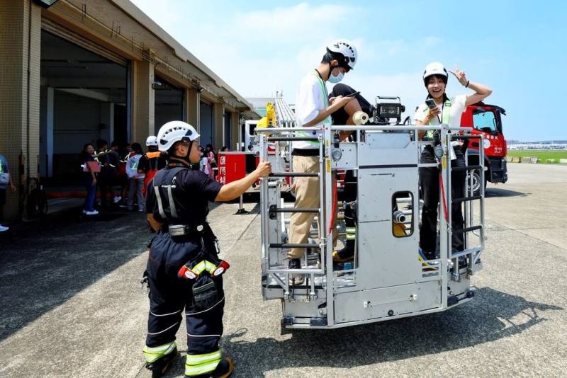 「2025桃園機場體驗營」8月將開跑，18日中午起開放報名，除保留過往活動的人氣行程，還將帶領學員由空側機坪搶先看第3航廈北登機廊廳外觀等。圖為2024年體驗營活動情形。（桃園國際機場公司提供）