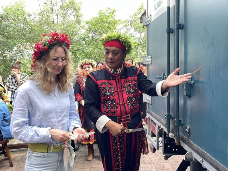 屏東縣獅子鄉歷經3年跨國協作，17日終於迎來瑞典國家世界文化博物館典藏的南排灣族百年文物返鄉借展，獅子鄉長朱宏恩（右）與館方文化遺產保護修復師蘇菲亞（Sofia Lopushanskaya）（左）共同剪開封條。（獅子鄉公所提供）