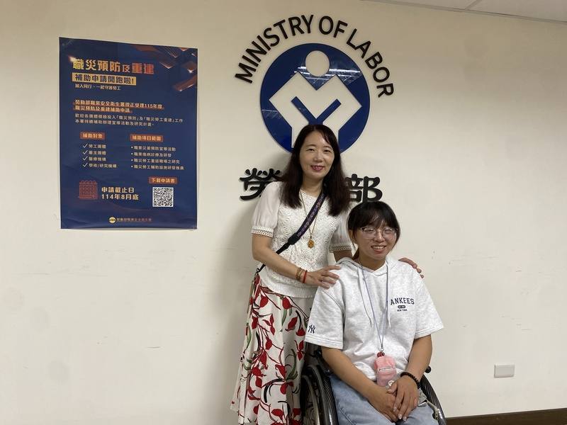 職災勞工連映媞（前）19歲上班通勤時不慎遭遇車禍導致半身不遂，在經過桃園市私立脊髓損傷潛能發展中心訓練後，不僅學會生活自理，後續更成為訓練輔導員，運用自身經驗等來協助更多傷友自立