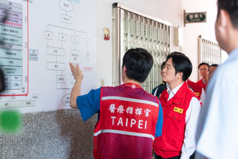 總統抵達後，先後視導急救站、救濟站、緊急醫療專區、防空避難室、物資發放儲備區、志工休息區與災民自治會等