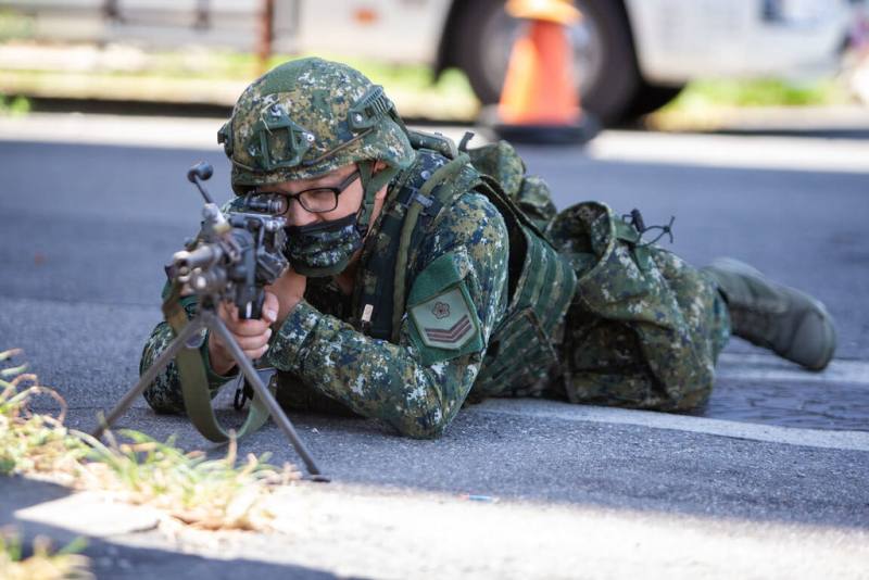 國軍第三作戰區地面部隊18日在新北進行縱深防禦作戰逐次抵抗演練，士兵機動至指定地點後分散部署實施警戒。（軍聞社提供）