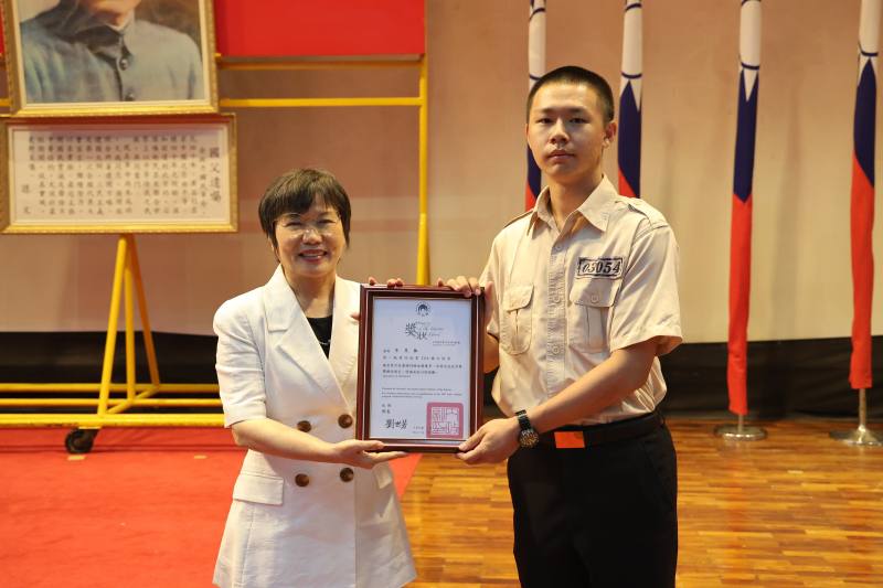 部長頒發獎狀肯定優秀役男