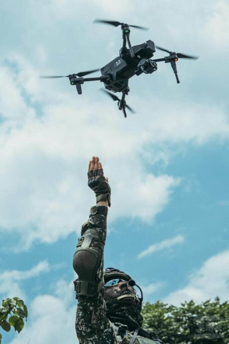 國軍官兵運用微型無人機，展現出現代化部隊靈活運用科技裝備的能力。（軍聞社提供）