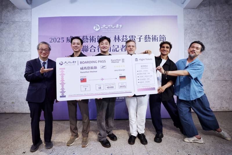 文化部長李遠（左1）頒贈機票，祝福劉辰岫（左2起）、FOCASA馬戲團、河床劇團、布拉瑞揚舞團、驫舞劇場陳武康等5組團隊出國演出一路順風、順利圓滿。